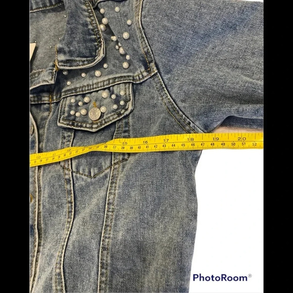 NWT Cropped Denim Jean Jacket With Pearl Bead Accents Sz M - Picture 5 of 7